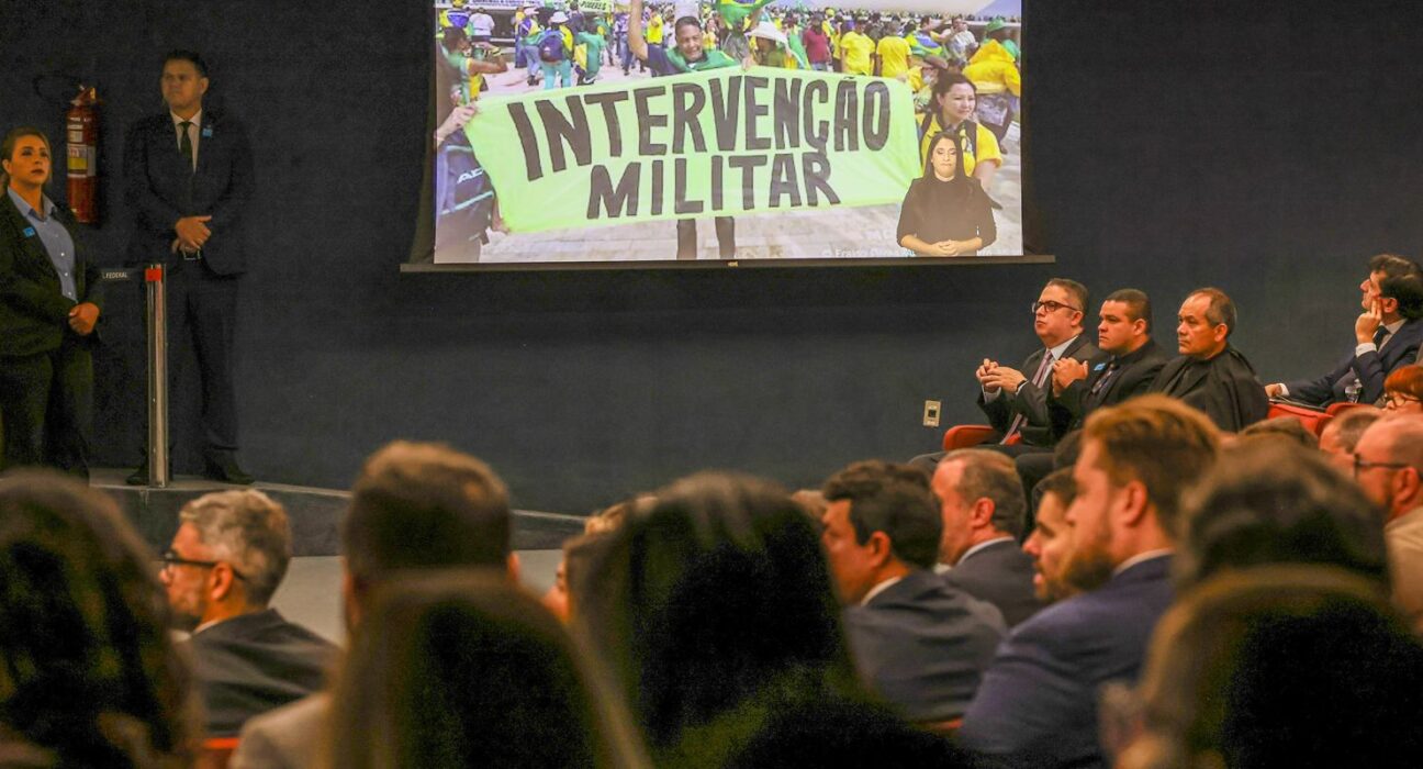 brasil-chegou-perto-de-voltar-a-ditadura,-diz-new-york-times