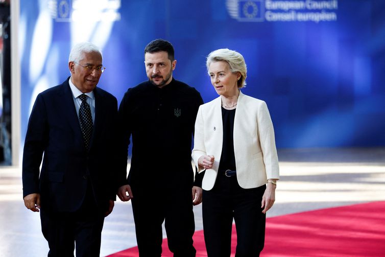 Presidente da Ucrânia, Volodymyr Zelenskiy, ao lado do presidente do Conselho Europeu, António Costa, e da presidente da Comissão Europeia, Ursula von der Leyen, em Bruxelas  06/03/2025 REUTERS/Stephanie Lecocq