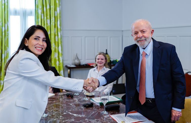 Presidente da República, Luiz Inácio Lula da Silva, durante reunião com Luisa Gonzáles, candidata a Presidência da República do Equador. Montevidéu - Uruguai.     Foto: Ricardo Stuckert / PR