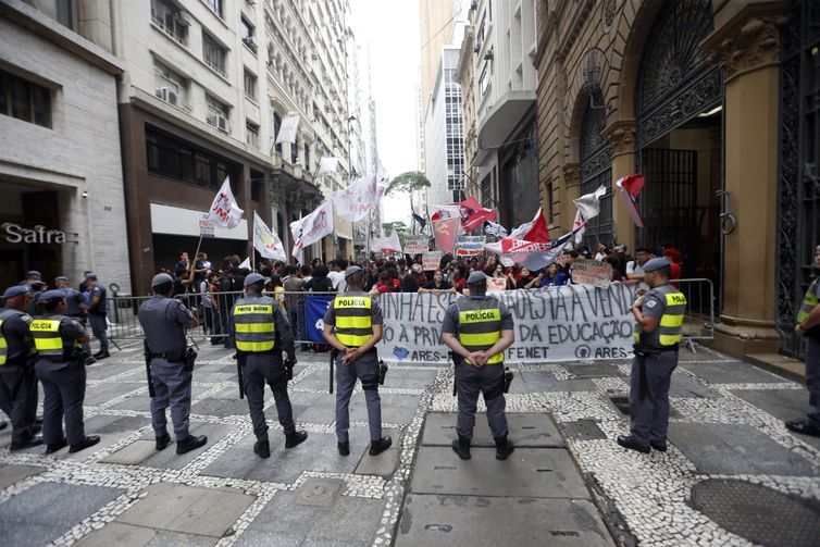 São Paulo (SP), 29/10/2023 - Polícia Militar e GCM de São Paulo fazem segurança do lado de fora do prédio durante o Leilão da Parceria Público-Privada (PPP) de Novas Escolas – Lote Oeste, na sede da B3 – a bolsa de valores do Brasil.   São 33 novas escolas estaduais, em parceira PPPs, edital prevê privatização de serviços não-pedagógicos de 33 novas escolas de ensino de nível médio e fundamental II. Foto: Paulo Pinto/Agencia Brasil