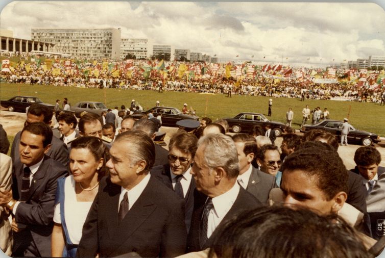 Há 30 anos José Sarney subia a rampa do Congresso Nacional para tomar posse como primeiro presidente da Nova República