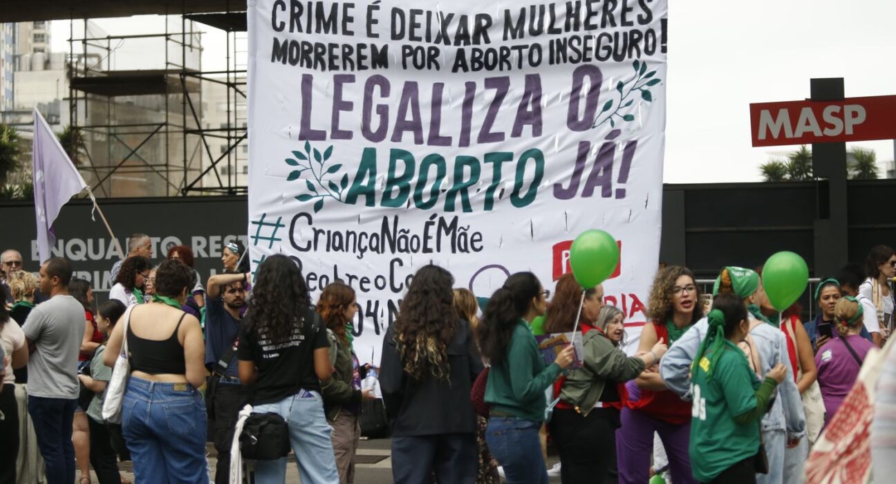 barreiras-travam-aborto-legal-no-brasil,-diz-instituto-ligado-a-oms
