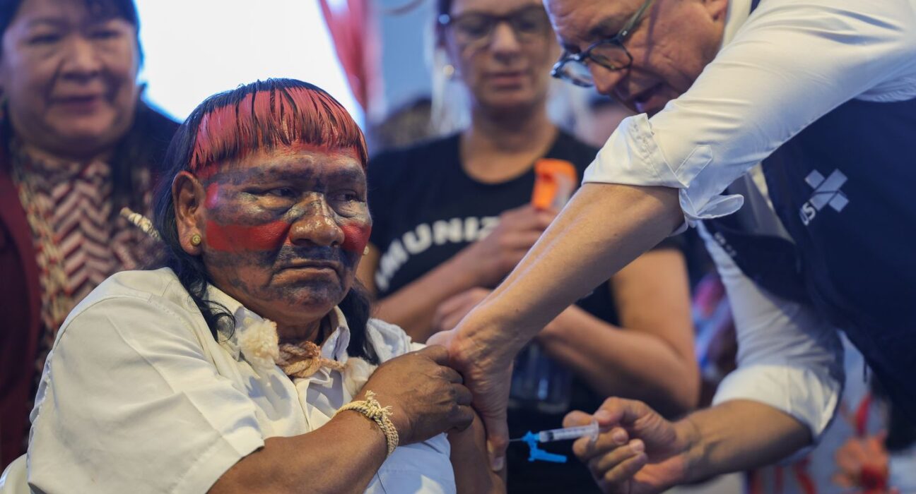 padilha-vacina-lideres-indigenas-para-mostrar-seguranca-do-imunizante