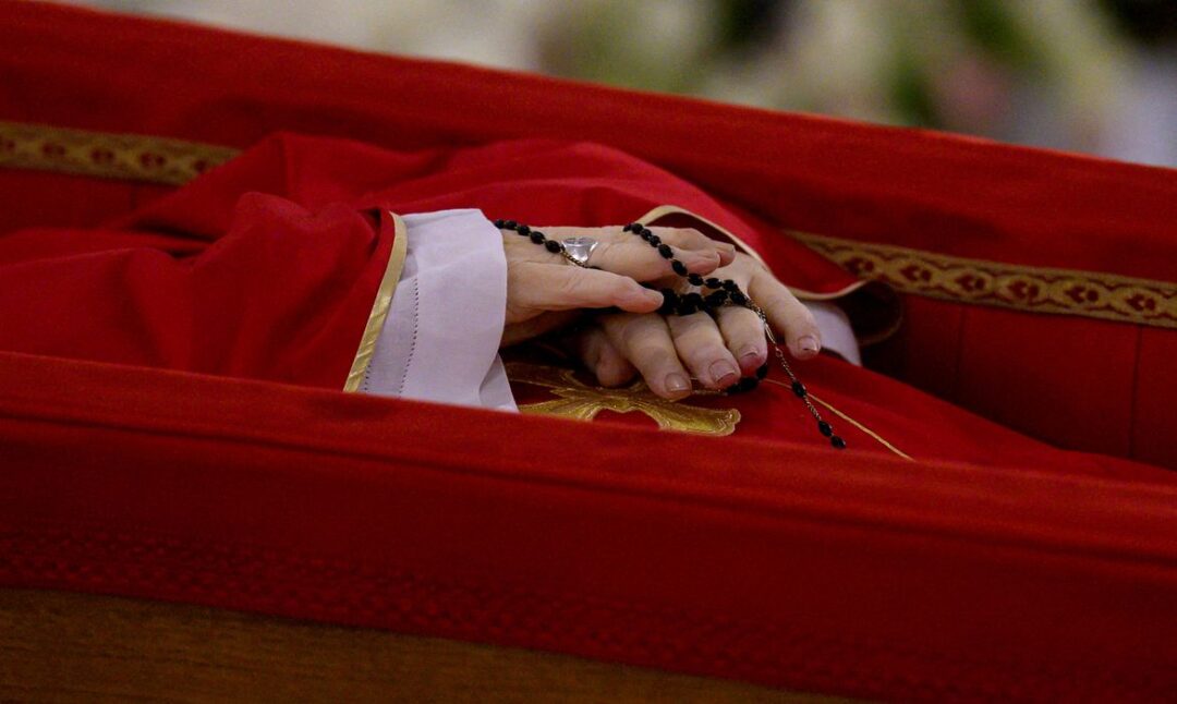Rosário sobre o corpo do papa Francisco durante rito de declaração de sua morte na Capela de Santa Marta no Vaticano  21/04/2025 Vatican Media/Divulgação via REUTERS