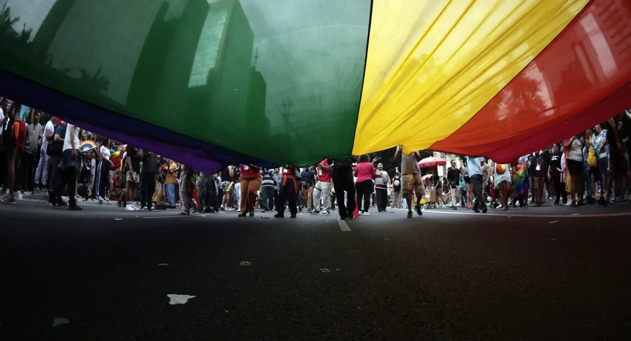 mpf-pede-suspensao-de-norma-do-cfm-sobre-terapia-para-jovens-trans