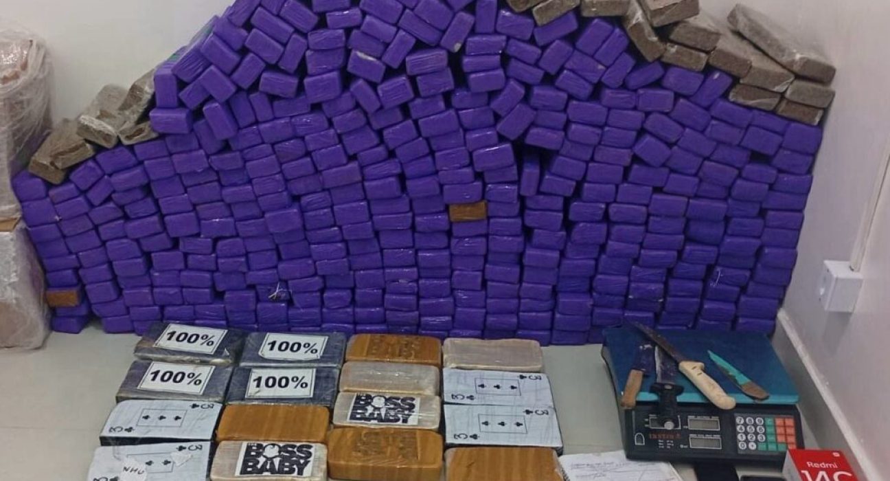 pm-desmonta-deposito-de-entorpecentes-e-apreende-371-tabletes-de-drogas-em-vitoria-da-conquista