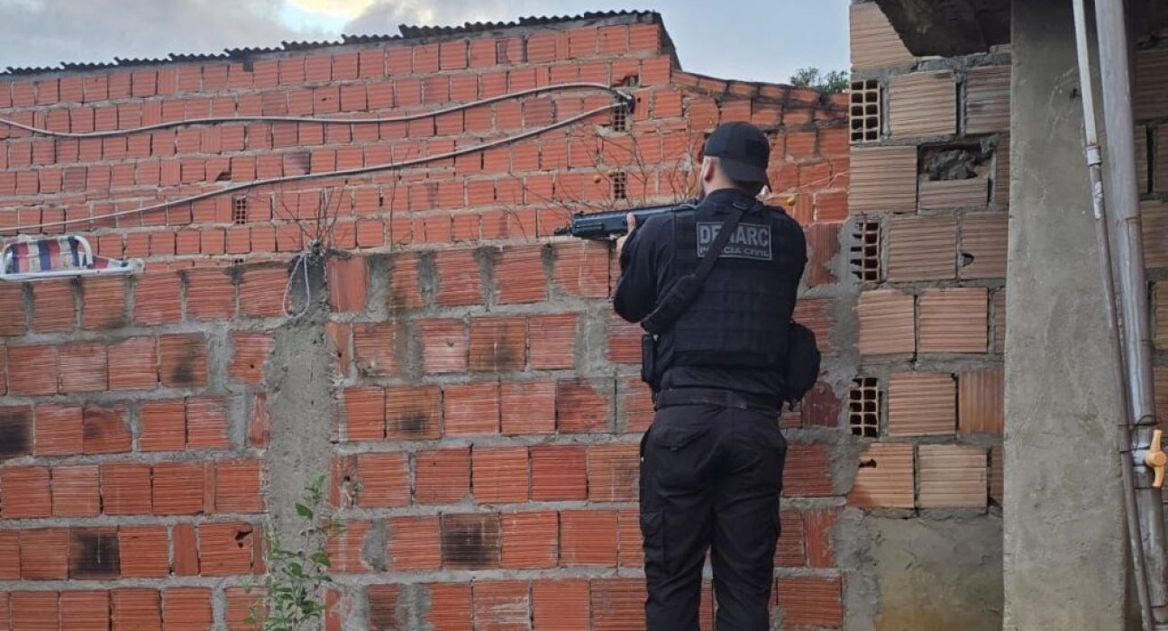 tres-pessoas-sao-presas-durante-operacao-contra-o-trafico-de-drogas-em-buerarema