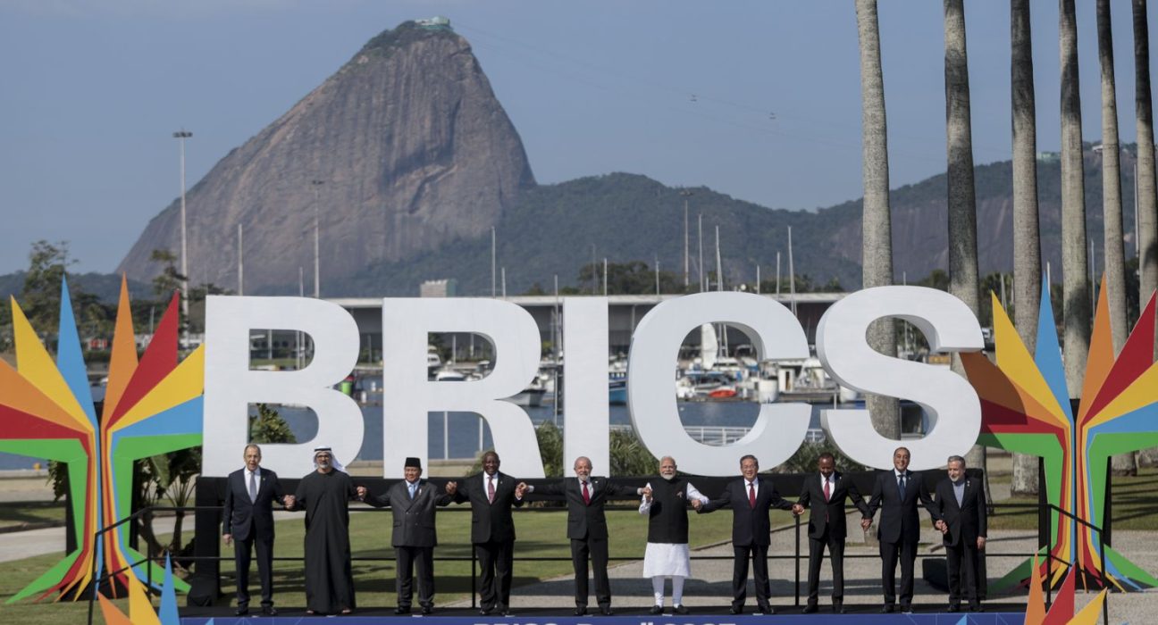sancao-de-trump-contra-brasil-e-chantagem-politica-e-mira-o-brics
