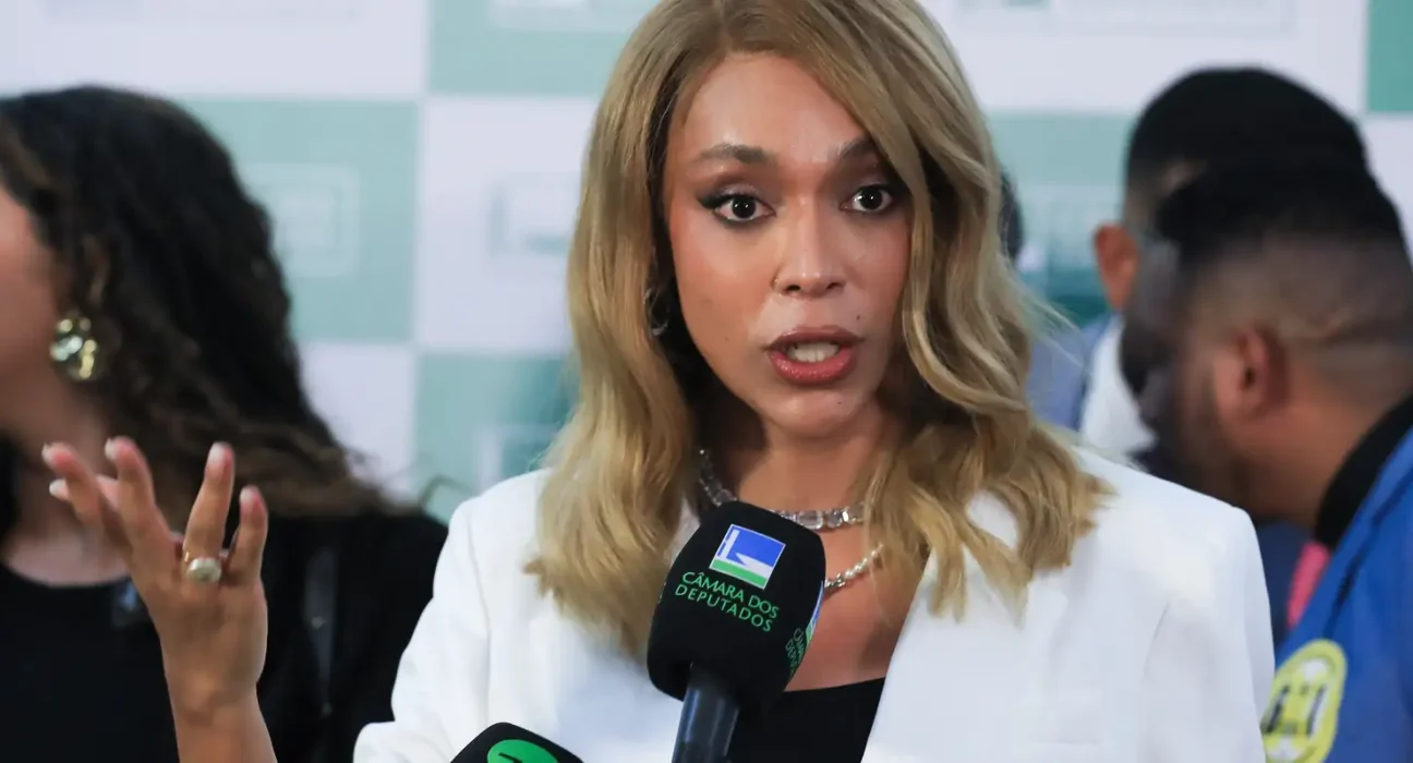 erika-hilton-pede-ao-stf-bloqueio-das-contas-de-eduardo-bolsonaro