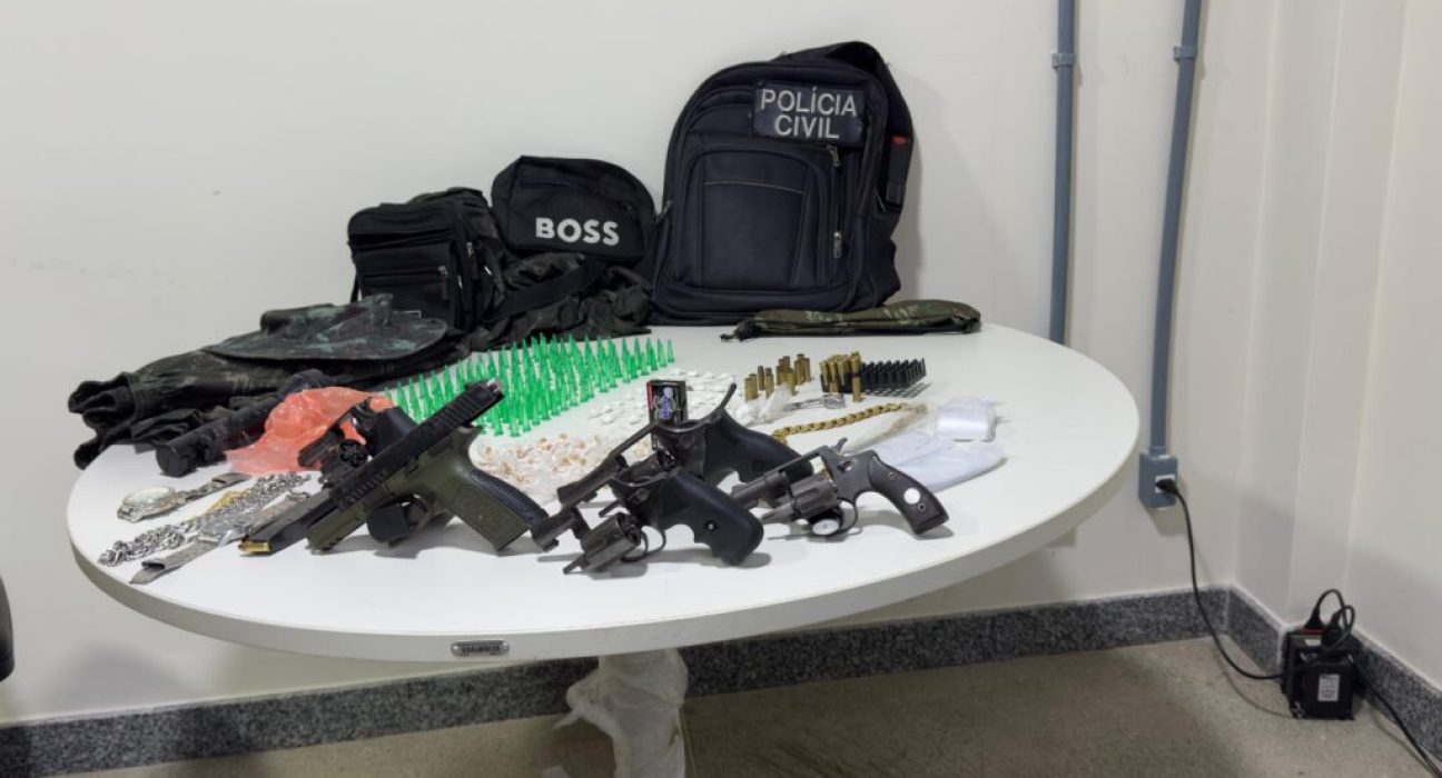 pm-e-pc-apreendem-cinco-armas-de-fogo-com-homicidas-integrantes-de-organizacao-criminosa