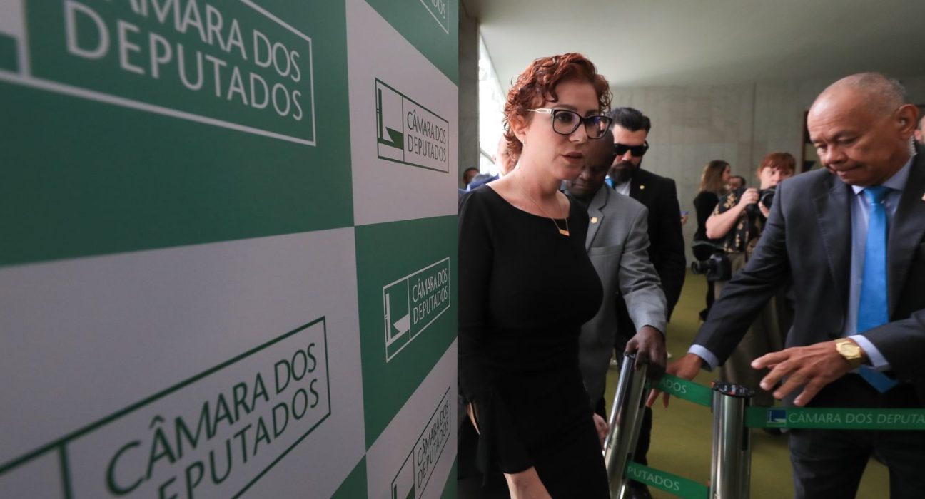 hugo-motta-diz-que-providencias-sobre-zambelli-ja-estao-sendo-tomadas