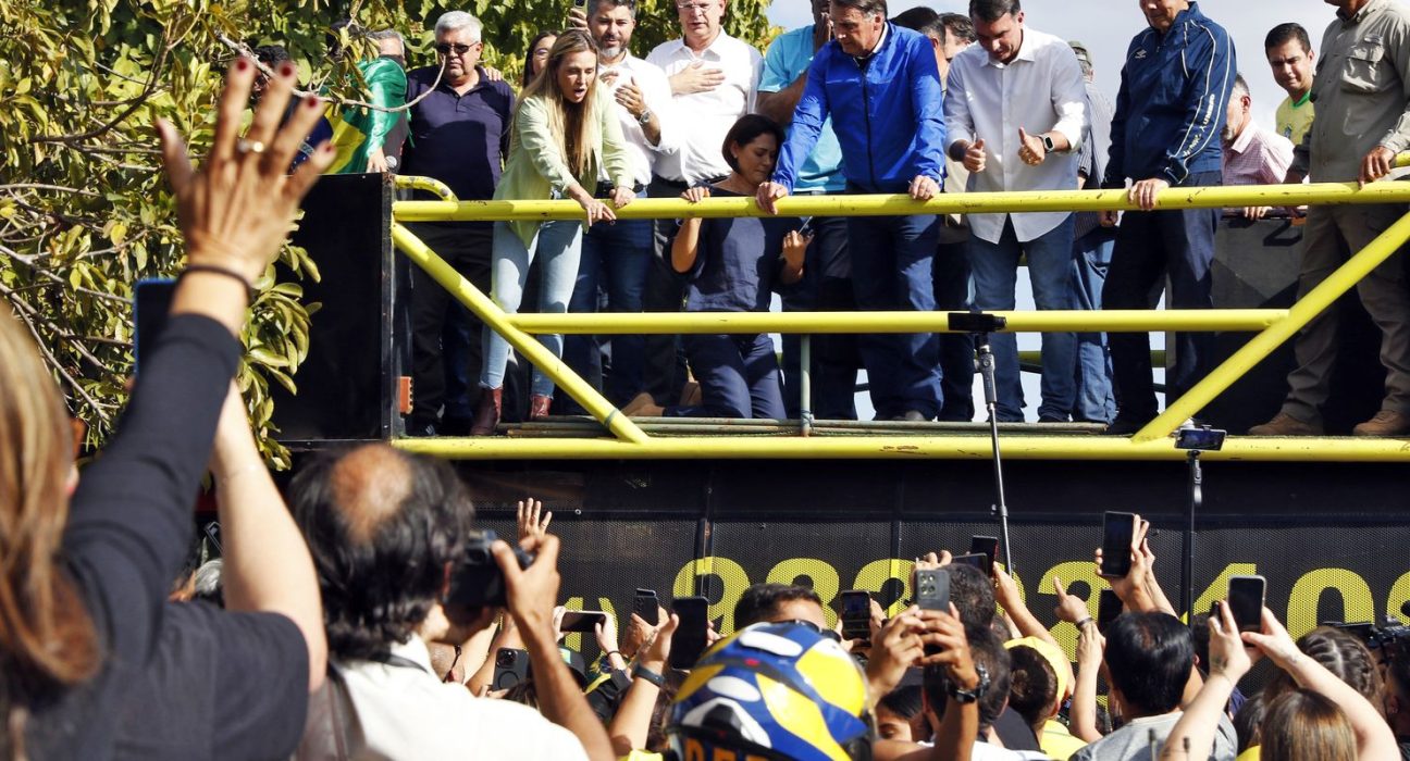 de-tornozeleira,-bolsonaro-participa-de-motociata-em-brasilia
