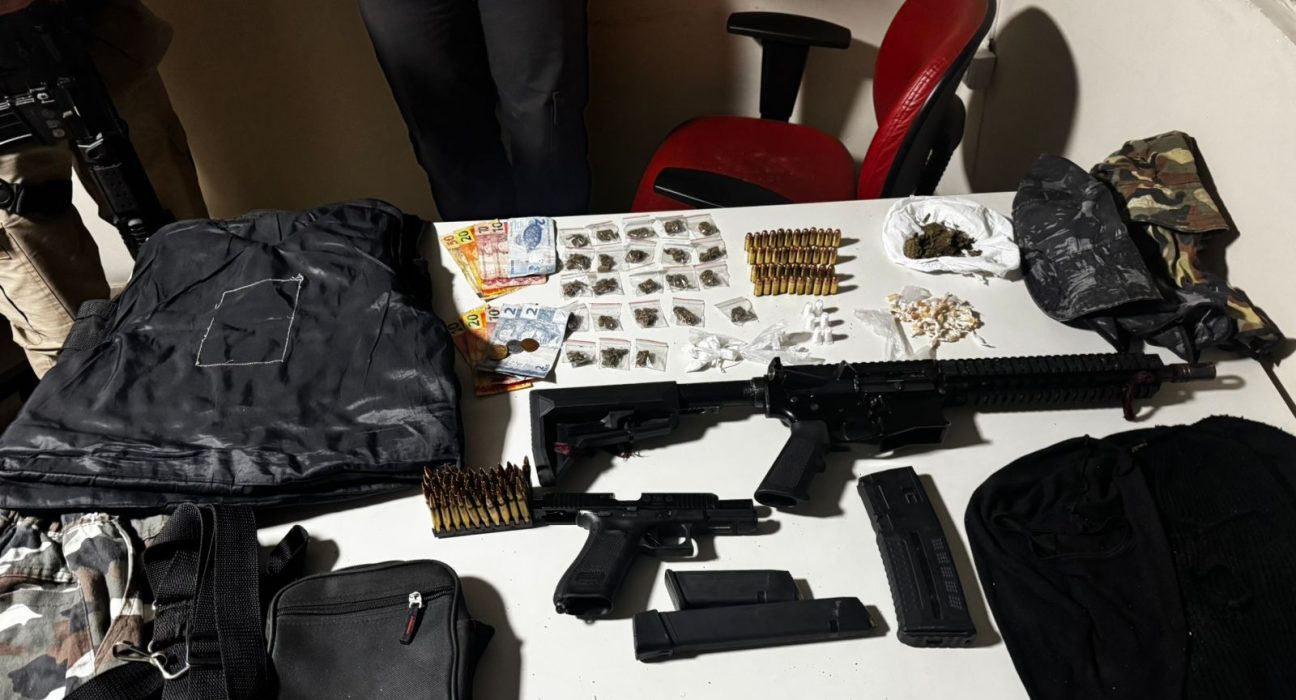 ficco-e-pm-apreendem-fuzil,-pistola,-municoes-e-drogas-em-ilheus