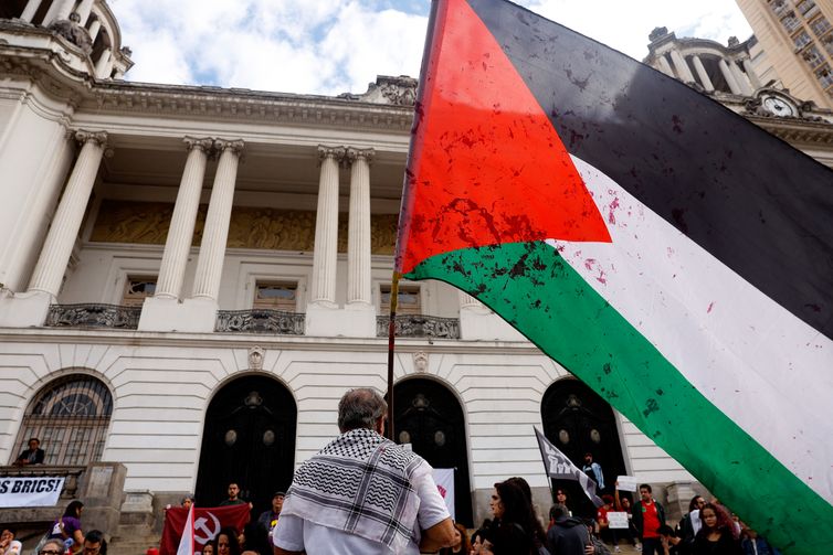 Tânia Rêgo/Agência Brasil Rio de Janeiro (RJ), 07/07/2025 - Grupos ligados ao Comite de Solidariedade com a Luta do Povo Palestino fazem manifestação contra o genocídio do povo palestino na Faixa de Gaza e por uma Palestina livre, na Cinelândia, no centro da cidade. Foto: Tânia Rêgo/Agência Brasil