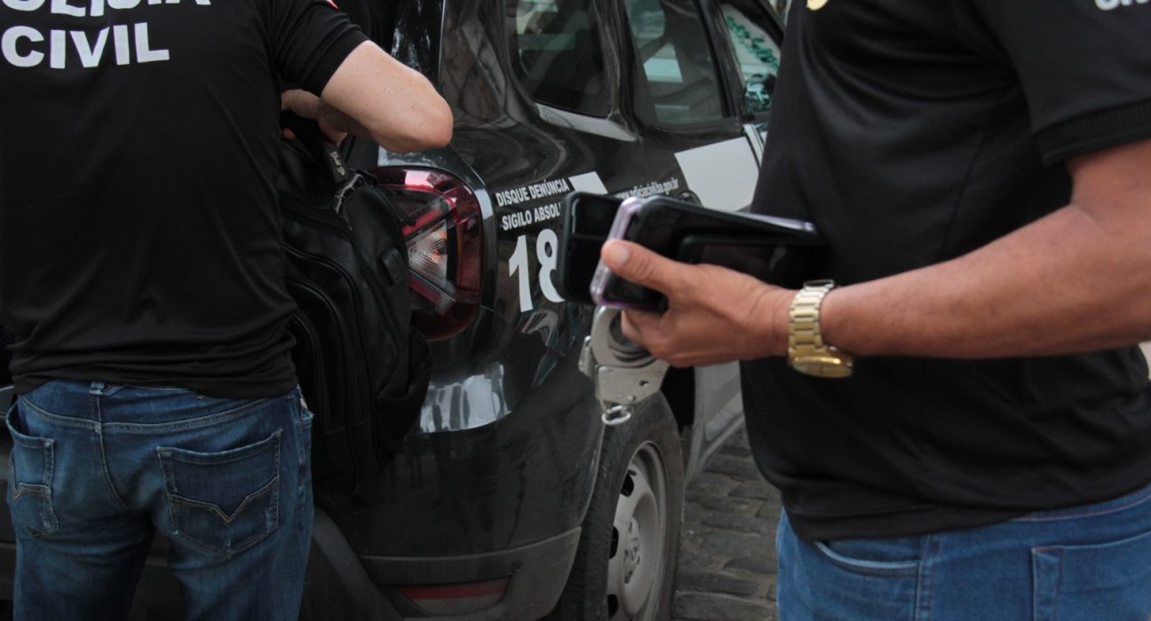 derrc-conduz-trio-com-celulares-roubados-durante-acao-conjunta-no-centro-de-salvador