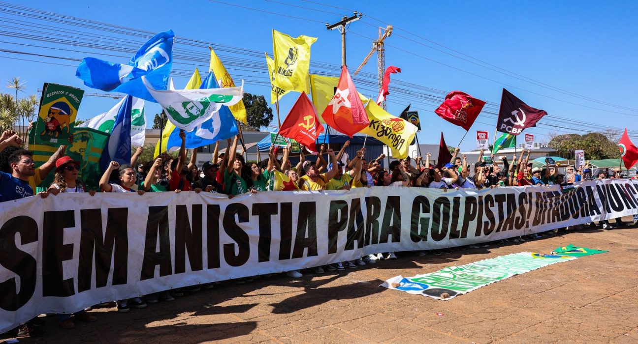 em-ato-pro-soberania,-manifestantes-queimam-bandeira-e-boneco-de-trump