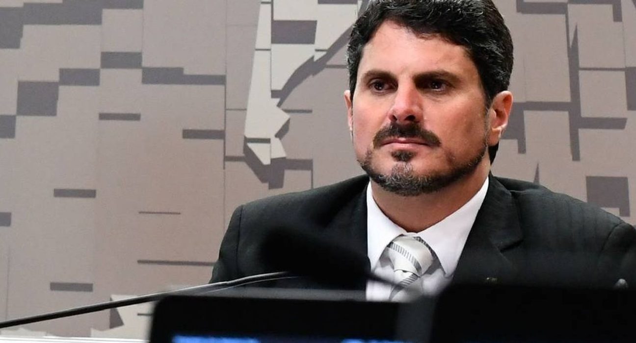 senador-marcos-do-val-e-levado-para-colocar-tornozeleira-eletronica