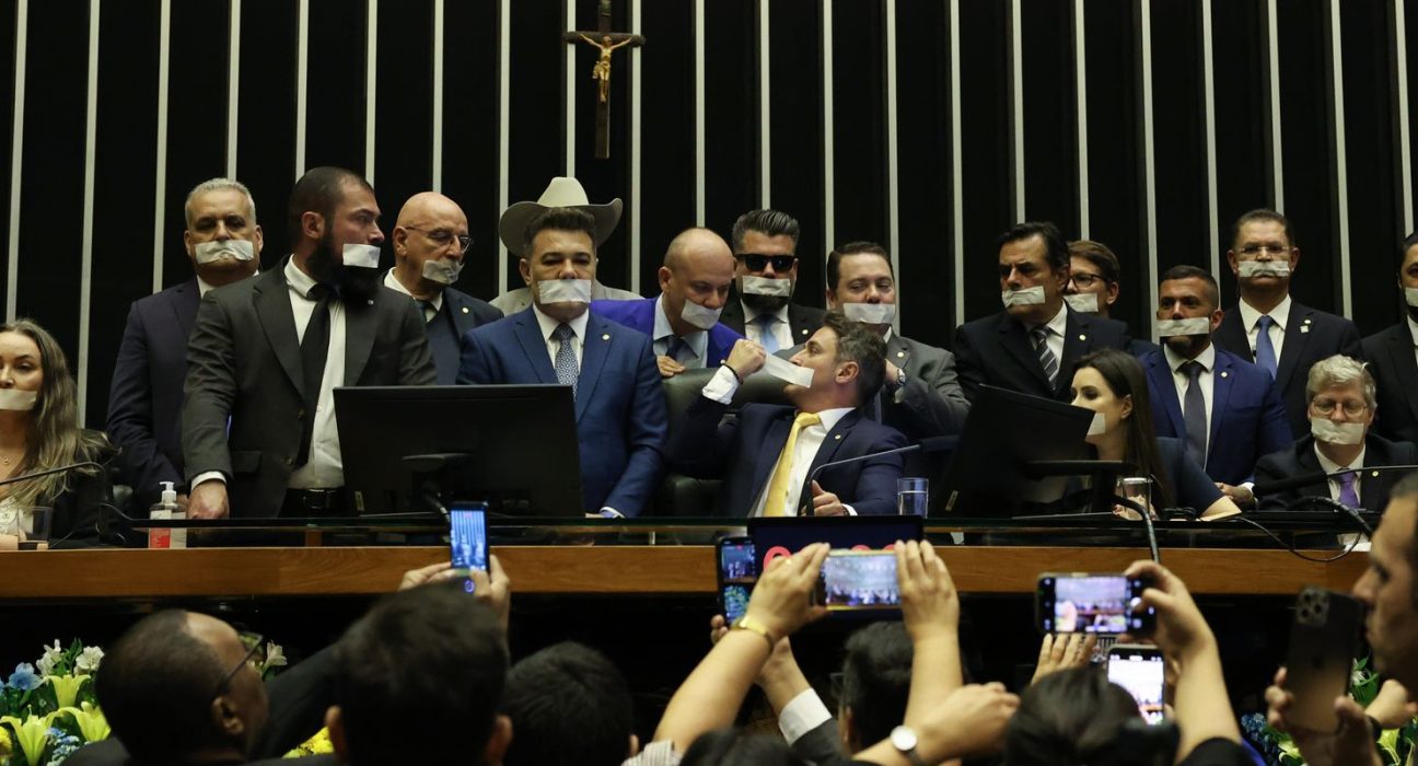 oposicao-ocupa-plenarios-por-anistia-a-8/1-e-impeachment-de-moraes