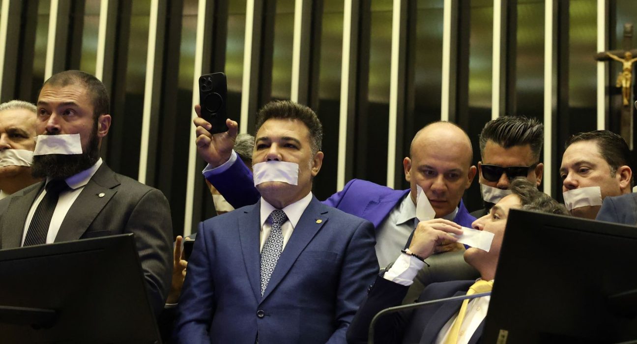 oposicao-pernoita-nos-plenarios-do-congresso-para-impedir-trabalhos