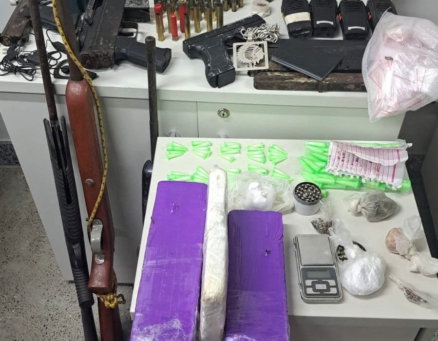 ficco-ilheus,-pm-e-pc-apreendem-submetralhadoras,-espingardas,-pistola,-revolver-e-drogas-com-integrantes-de-faccao