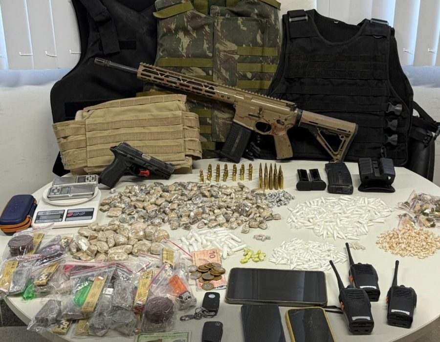 pm-tira-de-circulacao-fuzil,-pistola-e-mais-de-1000-porcoes-de-drogas