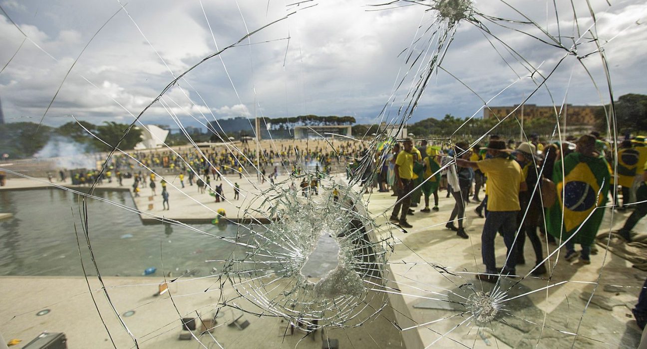 condenada-pelo-8/1-e-presa-ao-chegar-no-brasil-em-voo-de-deportados