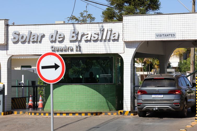 Fabio Rodrigues-Pozzebom/ Agência Brasil Brasília (DF) 07/08/2025 Fachada do condomínio Solar de Brasília, onde mora e cumpre prisão domiciliar o ex-presidente Jair Bolsonaro. Foto: Fabio Rodrigues-Pozzebom/ Agência Brasil