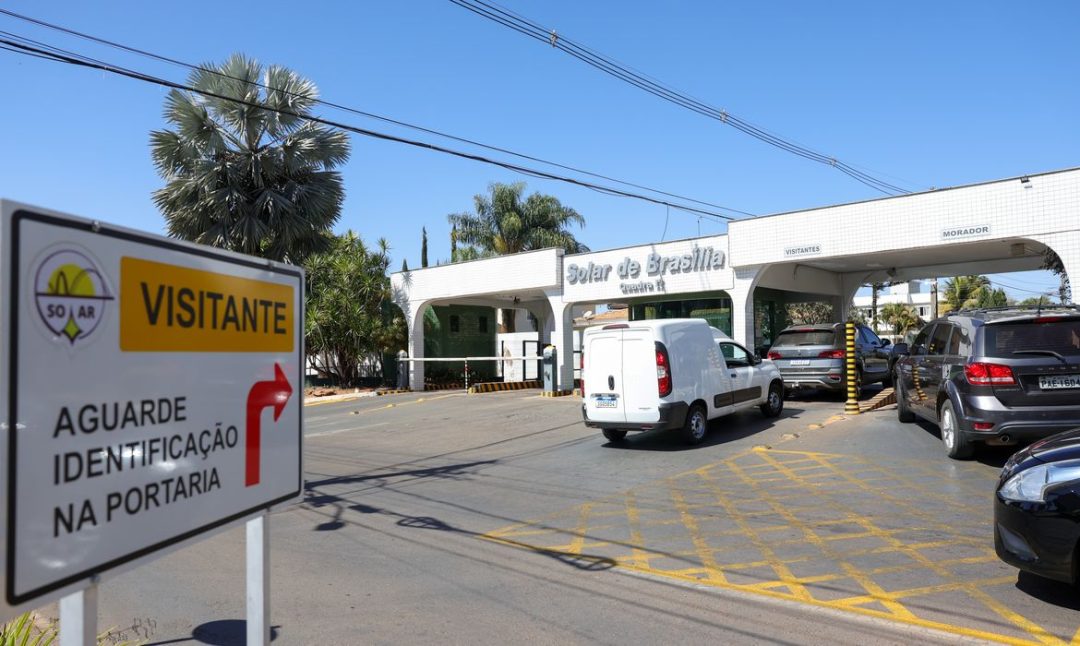 Fabio Rodrigues-Pozzebom/ Agência Brasil Brasília (DF) 07/08/2025 Fachada do condomínio Solar de Brasília, onde mora e cumpre prisão domiciliar o ex-presidente Jair Bolsonaro. Foto: Fabio Rodrigues-Pozzebom/ Agência Brasil