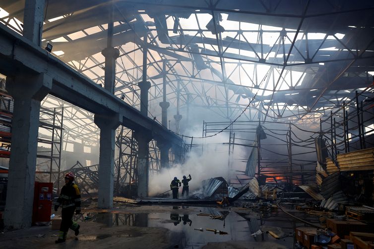 REUTERS/Valentyn Ogirenko/Proibida reprodução Ucrânia. 29/12/2023 Ucrânia relata um dos maiores ataques de mísseis da Rússia na guerra; 31 pessoas morreram.Ataque russo com mísseis em Kiev Foto: Reuters/Valentyn Ogirenko/Proibida reprodução