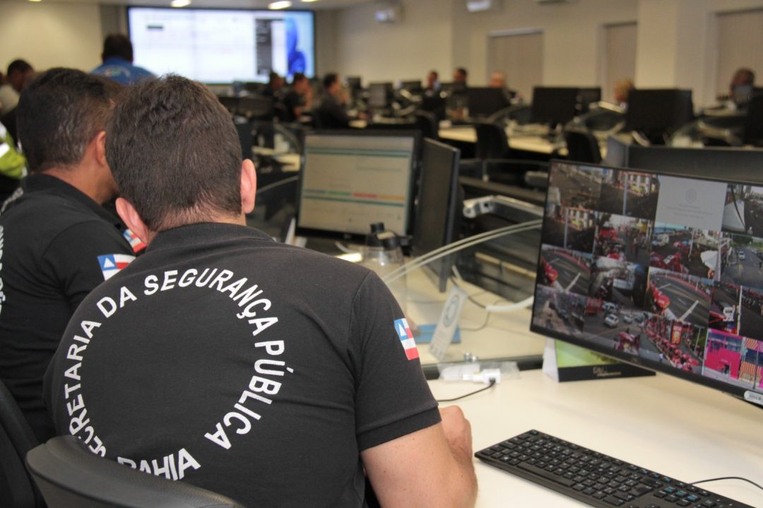 Policiais usam a farda da SSP