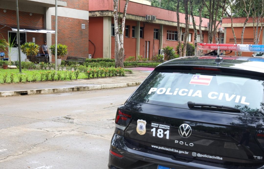 Viatura da PC em frente a delegacia