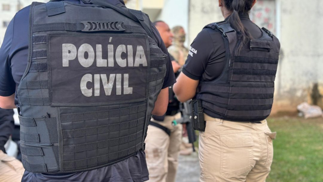 Policiais civis estão de costas