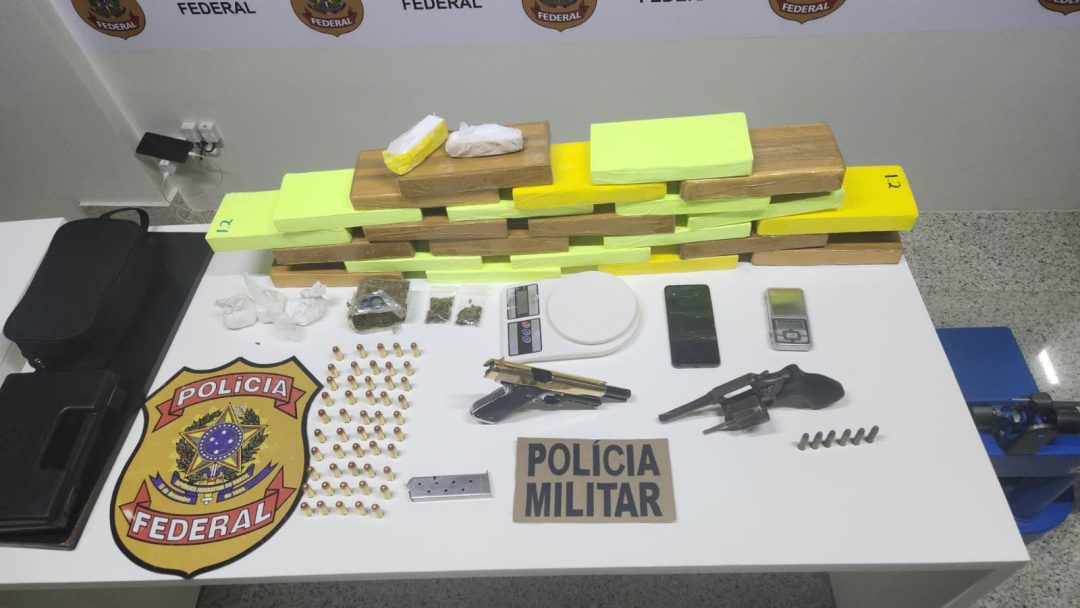 Armas e drogas estão sobre a mesa