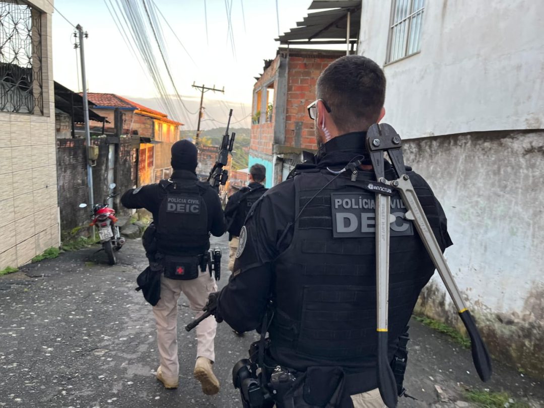 Policiais civis estão de costas