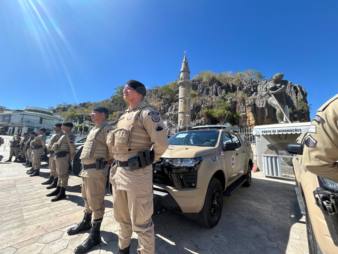 Militares estão em frente aos veículos novos