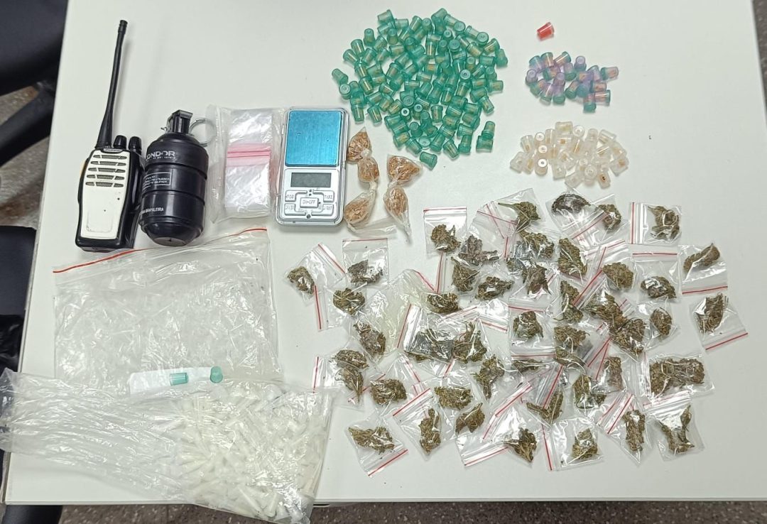 Materiais apreendidos são exibidos