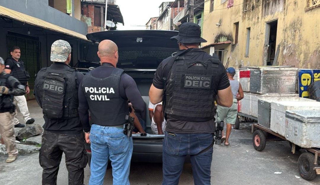 Policiais civis estão de costas