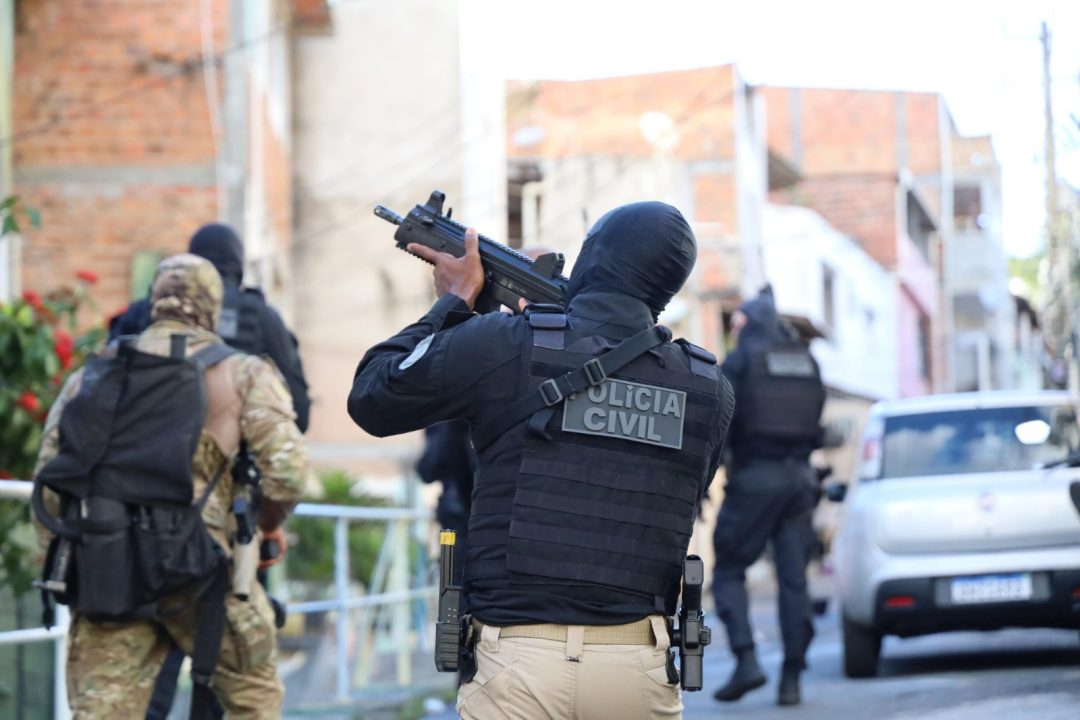 Policiais civis estão de costas