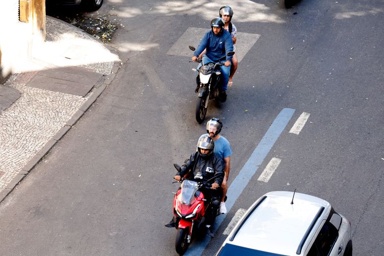 Rio de Janeiro (RJ), 30/07/2025 - Motociclistas de aplicativos transitam pelas ruas do centro do Rio.  Foto: Tânia Rêgo/Agência Brasil
