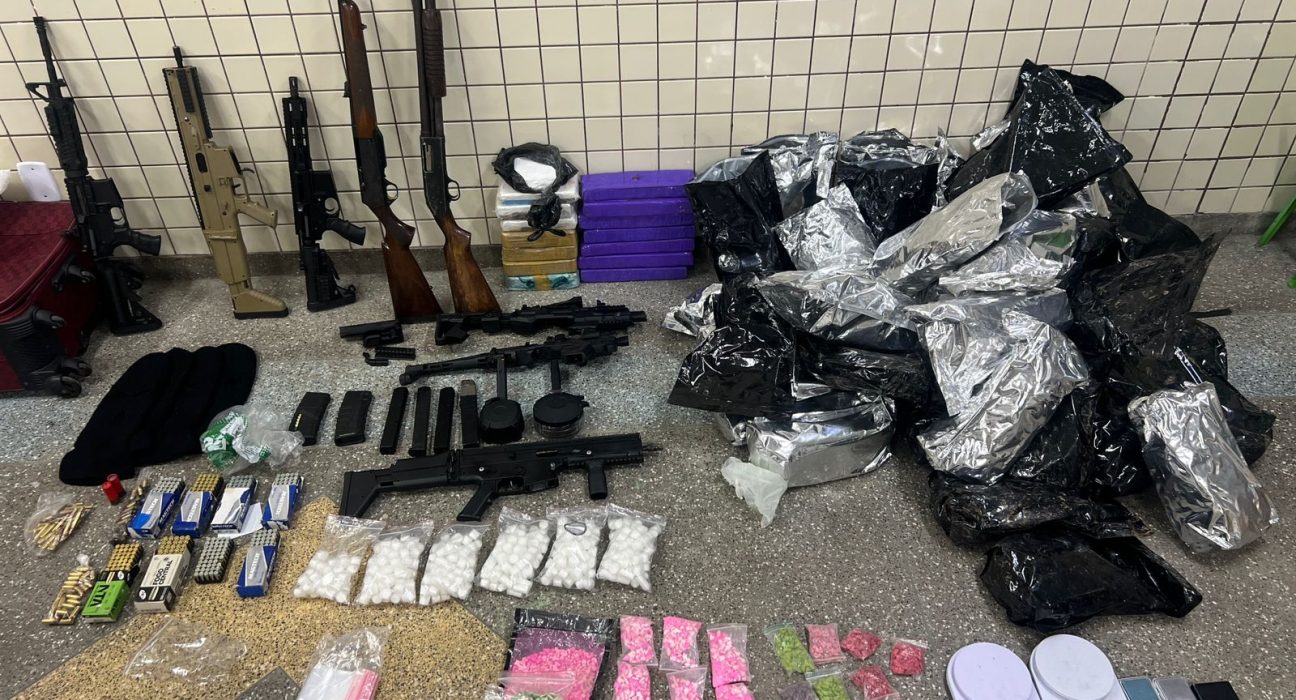fuzil,-espingarda,-rifle-e-submetralhadoras-sao-apreendidos-em-itinga