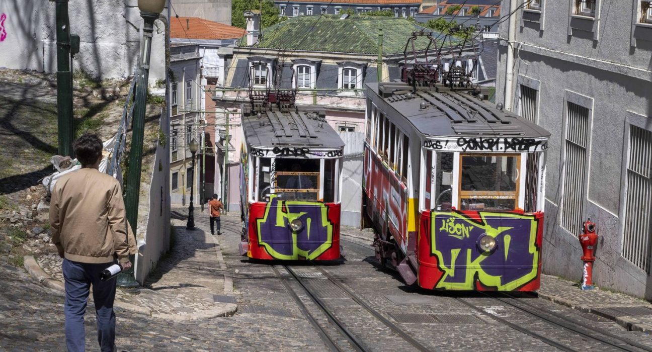 acidente-com-bondinho-em-lisboa-deixa-15-mortos