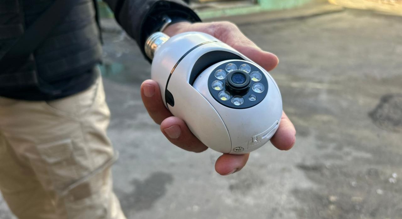 maquinas-caca-niqueis-e-camera-em-formato-de-lampada-sao-retiradas-pela-operacao-sinergia