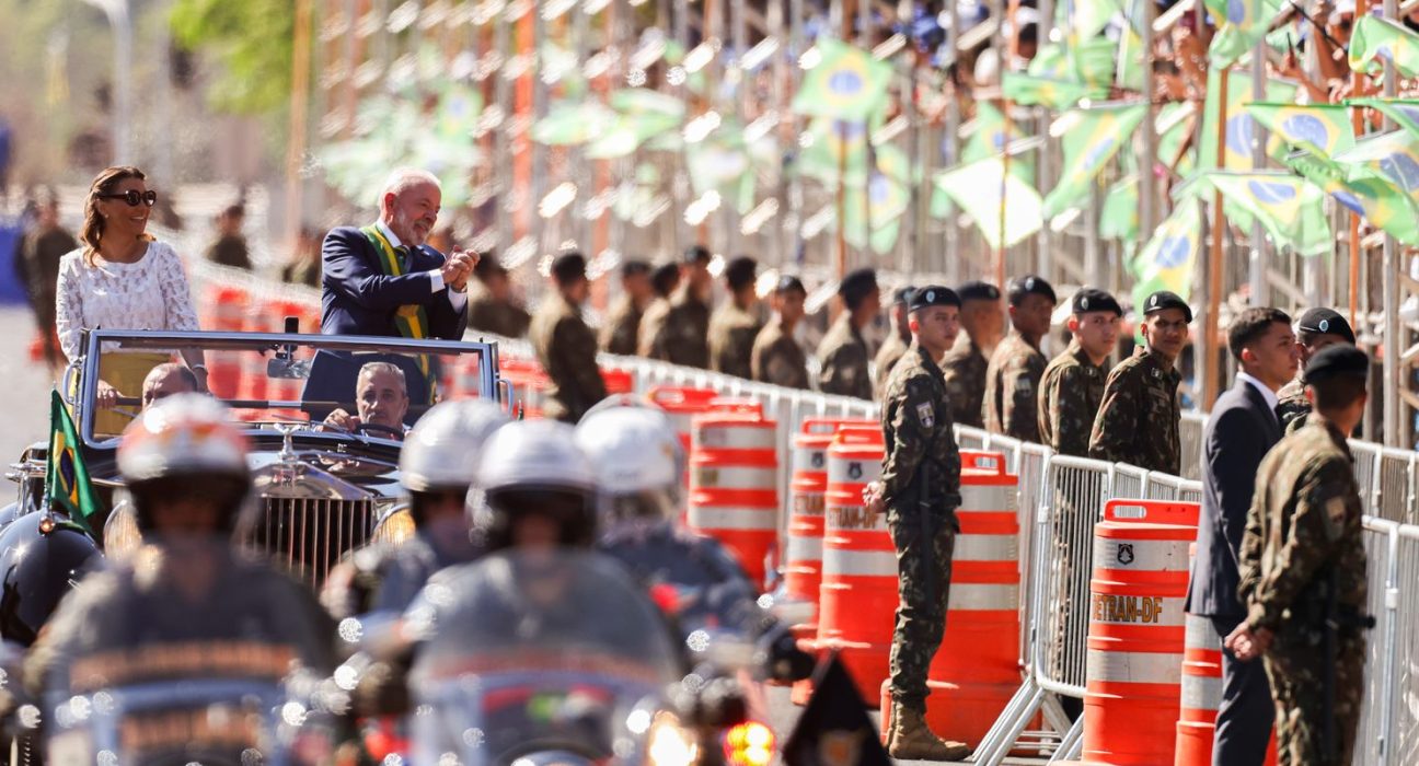 lula-e-ministros-acompanham-desfile;-publico-entoa-“sem-anistia”