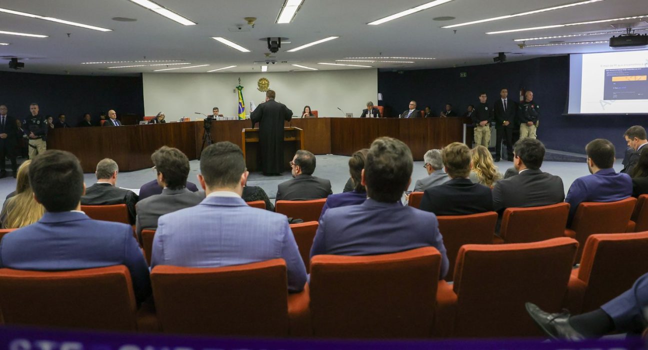 com-voto-de-moraes,-stf-retoma-nesta-terca-julgamento-de-bolsonaro
