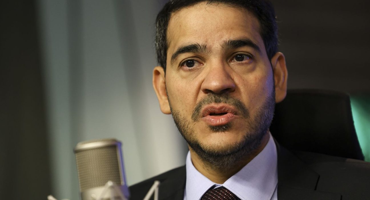 “nao-vamos-abrir-mao-da-democracia”,-diz-messias-apos-visto-revogado