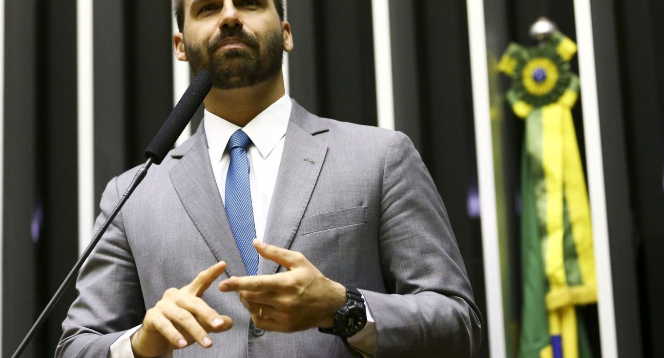 moraes-envia-denuncia-contra-eduardo-bolsonaro-para-hugo-motta