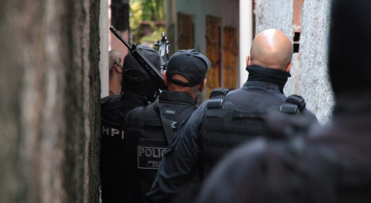 suspeito-de-trafico-de-drogas-e-preso-em-vila-canaria-na-capital-baiana