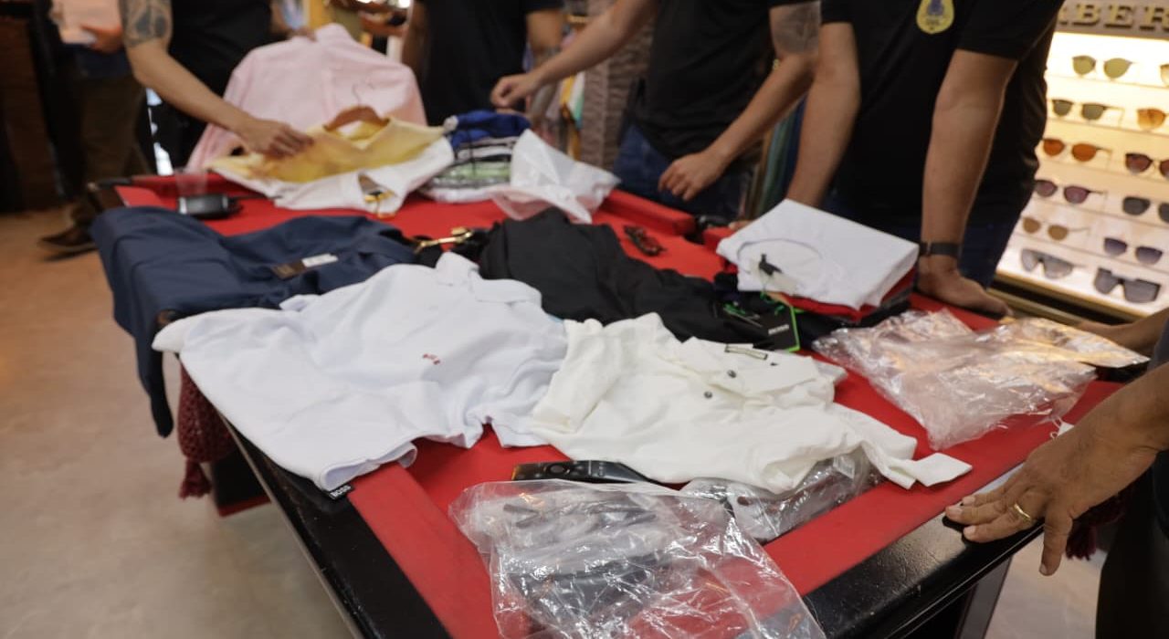 mais-de-mil-pecas-de-vestuario-sao-apreendidas-durante-operacao-comercio-legal-em-salvador-e-rms