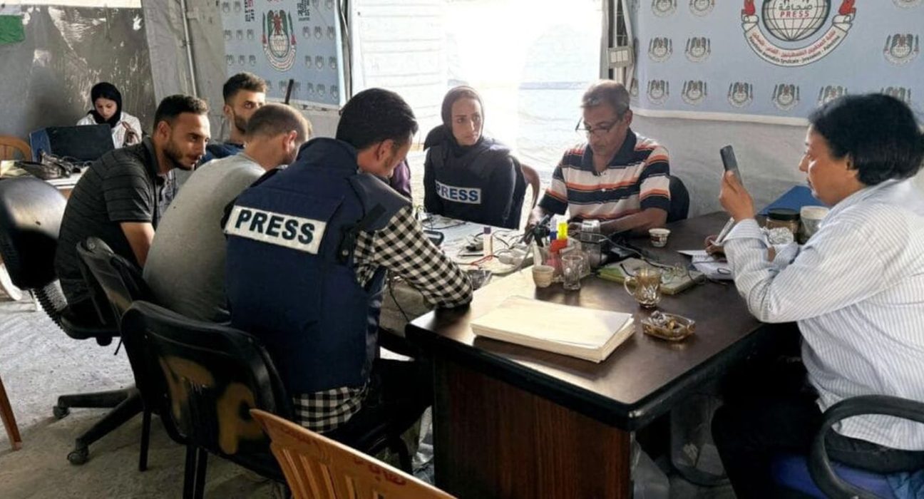 tenda-de-jornalistas-palestinos-e-bombardeada-apos-reuniao-com-fenaj