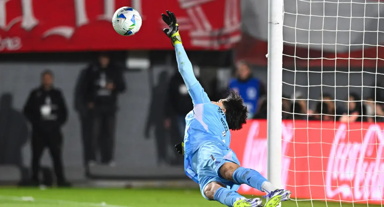 rossi-brilha-nos-penaltis-e-garante-classificacao-do-flamengo